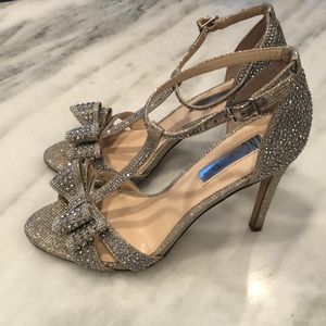 Gorgeous Cinderella INC Pumps
